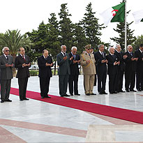 Bouteflika se recueille à la mémoire des martyrs de la guerre de libération nationale