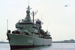 La frégate britannique Cornwall F99 accoste au port d’Alger