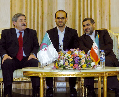 M. Ouyahia s&rsquo;entretient avec le ministre iranien des Affaires étrangères