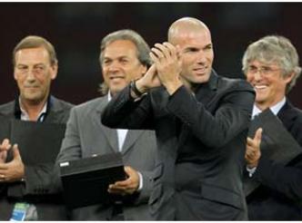 Rabah Madjer honoré aux cotés de Zinedine Zidane et Schumacher au stade Khalifa International au Qatar