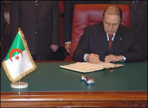 Bouteflika signe la loi de finances 2011