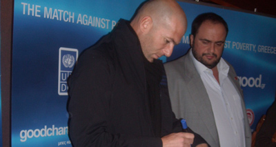 L’accueil de Zizou et ses stars à Athènes