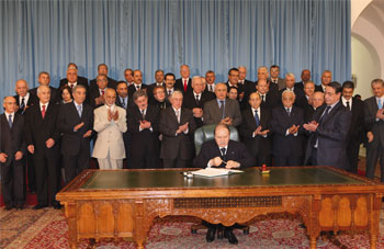 Le Président Bouteflika signe la loi de finances : 2011 l’année de tous les espoirs