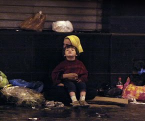 Quand le trottoir fait office de maison !