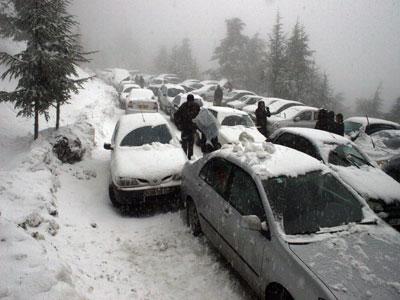 Suite aux chutes de neige dans plusieurs wilayas du centre et de l’est du pays,Plusieurs routes sont fermées à la circulation