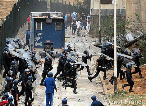 Algérie-Tunisie: Un même vent de révolte, mais deux situations différentes?