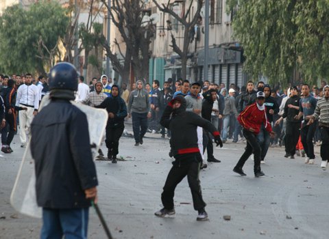 Algérie: un jeune, tué par balle, première victime des émeutes, selon un journal