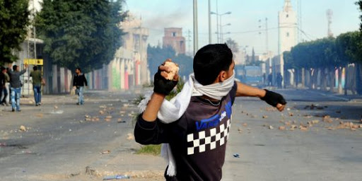 Ben Ali donne des gages aux manifestants mais déploie l&rsquo;armée à Tunis