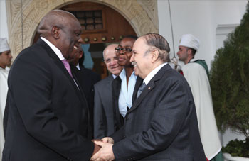 Le président Bouteflika reçoit le ministre sud-africain de la Sécurité d&rsquo;Etat