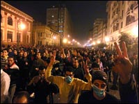 Les Égyptiens bravent le couvre-feu de Moubarak