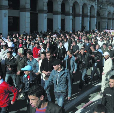 Les initiateurs de la marche du 12 février bravent l&rsquo;interdit rappelé par Ould Kablia,Le bras de fer engagé