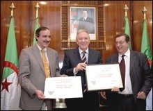 Les professeurs en chirurgie Graba et Bouayad honorés à Alger