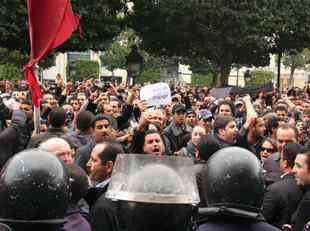 Les Tunisiens ne veulent pas des ministres de Ben Ali,Démissions en série du gouvernement