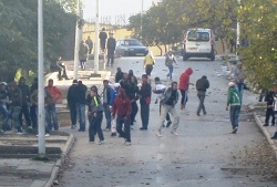 Scènes de guerilla à Tizi Ouzou : Deux banques attaquées, Air Algérie vandalisée, abris bus cassés