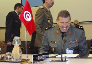 Tunisie : L’armée appuie Ghannouchi