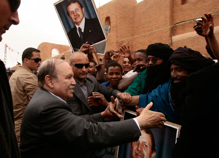 Wikileaks : Bouteflika le président qui n’aime pas les 99 % mais se contente juste de 90,24 %