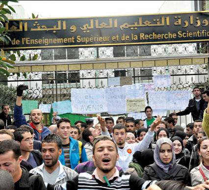 Alger : La police réprime des étudiants devant le siège du ministère de l’Enseignement Supérieur