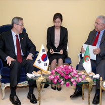 Algérie-Corée : M. Benmeradi s&rsquo;entretient avec le ministre sud-coréen des Affaires étrangères et du Commerce extérieur