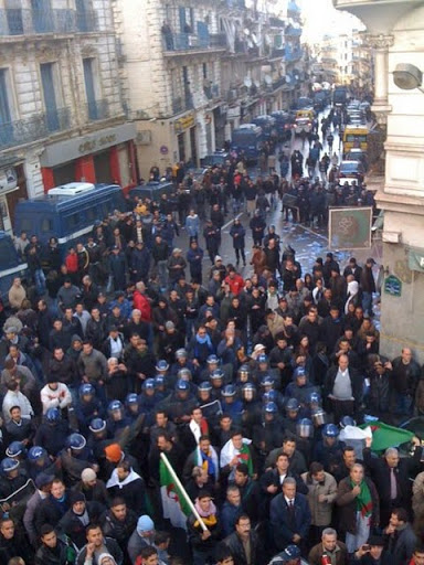 Algérie : La police bloque la marche du 12 février avec violence