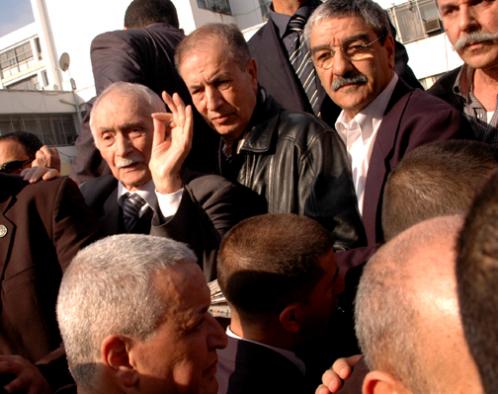 Algérie: l&rsquo;opposition se divise en deux