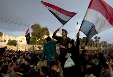 Au lendemain du départ de Moubarak, L&rsquo;armée aux commandes promet «un pouvoir civil élu»