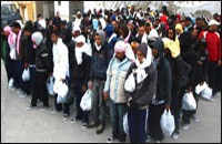 Des milliers de jeunes débarquent sur les côtes italiennes, Tunisie : la grande harga