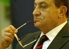 Egypte: Moubarak se réunit avec des membres du nouveau gouvernement