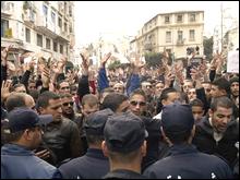 La marche non-autorisée à Alger empêchée, meeting dans une salle à Oran