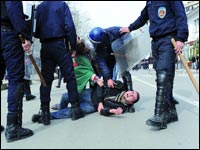 Le droit de manifester piétiné