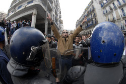 Medelci juge les opposants au régime de « mouvements minoritaires », Ould Kablia les accueille avec 30 000 policiers