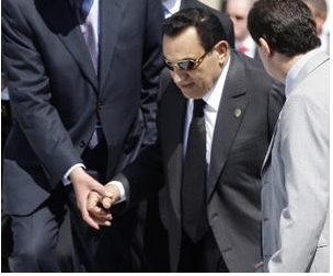 Moubarak ne cède pas à la pression internationale