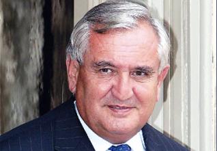 Raffarin apporte le soutien de la France au président Bouteflika