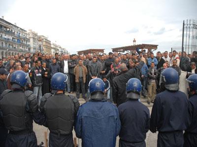 Sit-in des gardes communaux devant le siège de la wilaya de Annaba