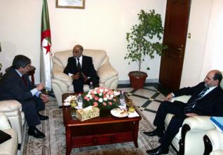 Sommet de l’alliance présidentielle : Ouyahia rejette les pressions étrangères