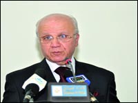 Alger critique les bombardements en Libye