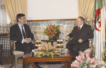 Algérie-Chine : Le Président Bouteflika reçoit le vice-ministre chinois des Affaires étrangères