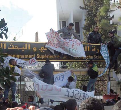 Algérie : Le mouvement de grève des étudiants risque l’enlisement
