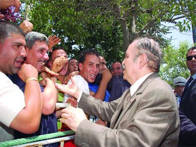 Bouteflika appelle les jeunes à exprimer leurs opinions par tous les moyens possibles