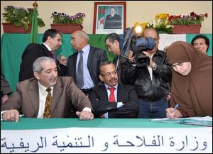 Des agriculteurs signent les cahiers de charges pour l&rsquo;obtention des actes de concession agricole