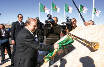 Le Président Bouteflika : “Après avoir consacré la paix, l&rsquo;Etat accordera la priorité aux problèmes de développement”