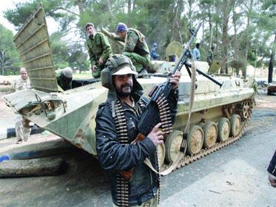 Les chars de Kadhafi tirent sur les habitants à Zawiya,Etat de guerre en Libye