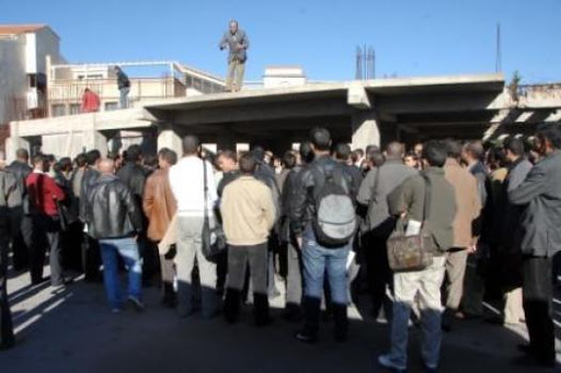 Les contractuels campent depuis 8 jours à el Mouradia ,Un enseignant tente de s’immoler par le feu