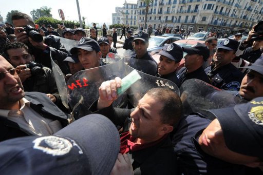 les jeunes empêchés de manifester pour le changement à Alger