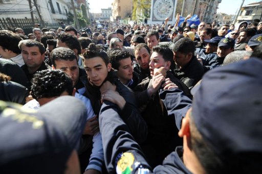 L’opposition bloquée par des contre-manifestants à Alger, la police se déploie