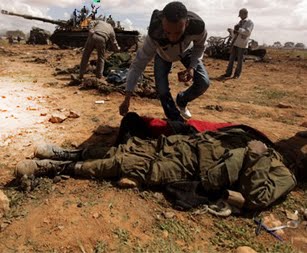 L&rsquo;opposition repart à l&rsquo;attaque, Kadhafi promet une «guerre longue»