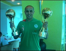 Madjid Bougherra reçoit le trophée du meilleur joueur arabe2010
