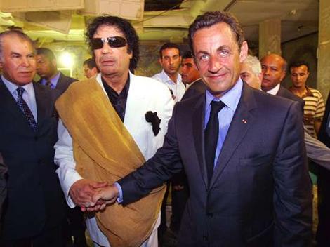 Mon ami Sarkozy est fou, dit Kadhafi