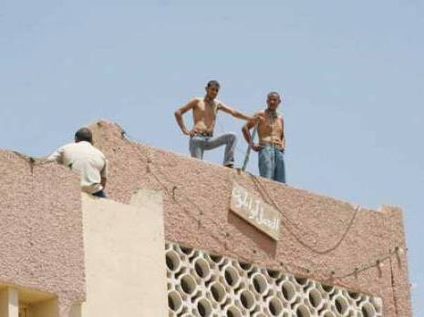 Ouargla : Deux jeunes tentent de s’immoler avec une bonbonne de gaz devant la police