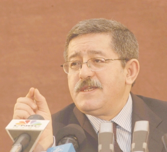 Ouyahia ordonne aux banques publiques de recruter les jeunes diplômés