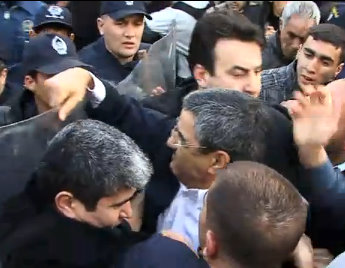 Said Sadi agressé à Alger : « Dégage sale kabyle, retourne chez toi à Tizi Ouzou…»